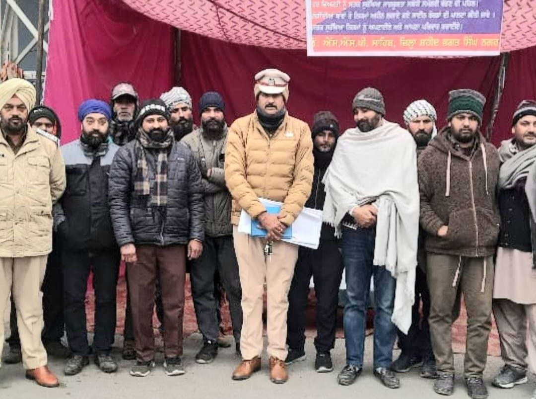 The traffic police made the motorists aware of the rules by organizing a camp in the city